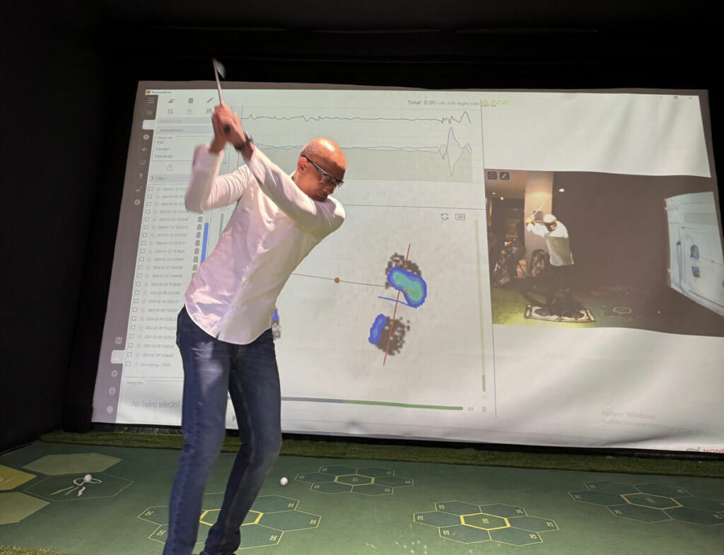 Un joueur en plein swing sur le simulateur du G.Spot Golf Marrakech