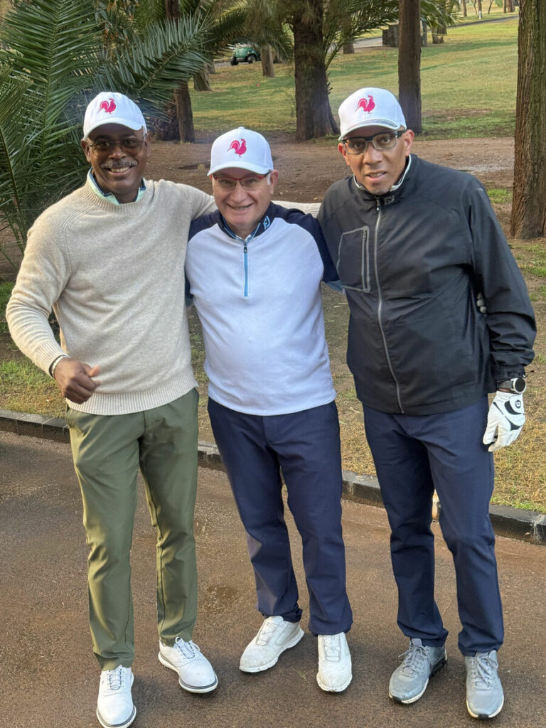 Trois golfeurs souriants lors d'un stage à Marrakech